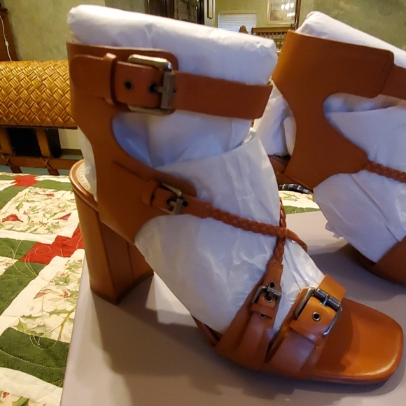 SHOES - Picture 2 of 8